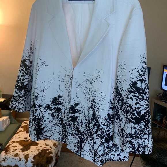 3/4 sleeve tailored black and white blazer - Picture 2 of 4